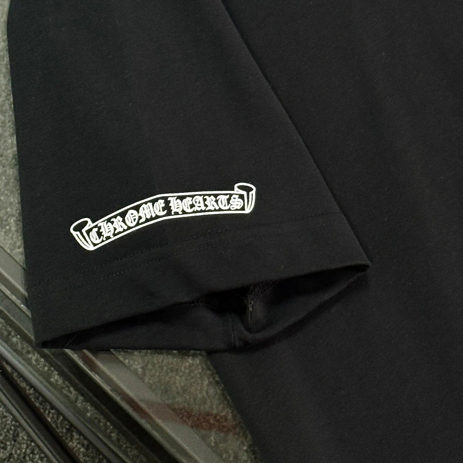 P180 Chrome Hearts Chrome Hearts 25 high version. The fabric is made of 300 grams of high-density pure cotton. It does not deform or shrink. It has three labels. It is the same style for men and women. Technology: digital direct-injection printing. Color: white, black. SIZE: S-XL.